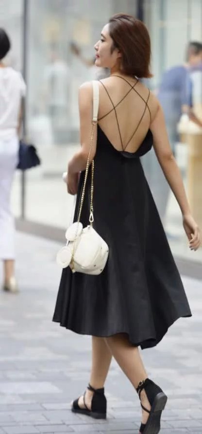 性感短发小姐姐，黑色漏背吊带长裙显诱人极致身材，背影真的好迷