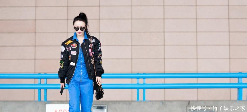 冉莹颖穿V领连体短裤, 用手捂住领口防走光, 网友: 敢穿不敢露?