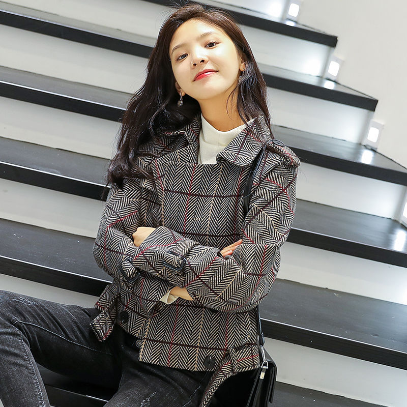 很多人穿大衣配打底裤，真土，今年流行毛呢外套+奶奶裤，美爆了