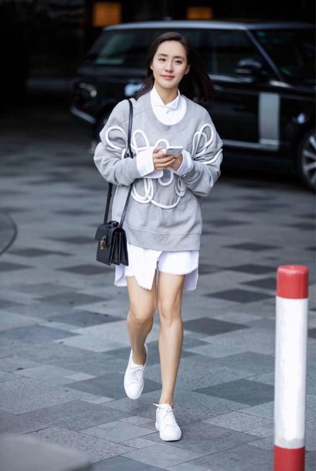 王智这一身看似简单，其实很难驾驭，姑娘底子不错呦