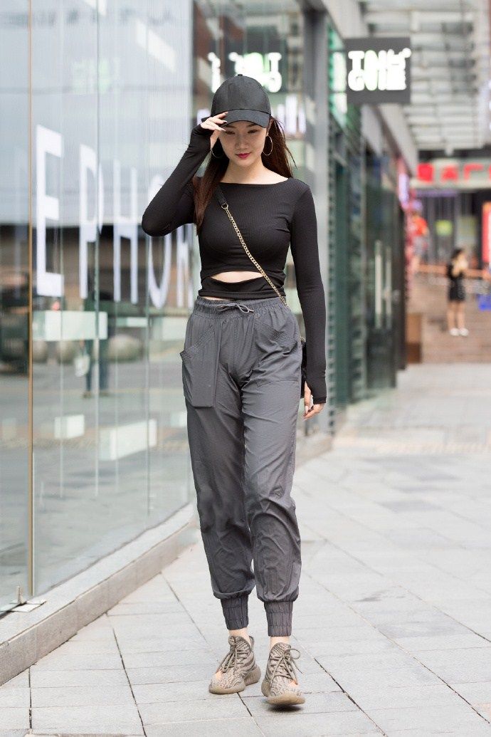 街拍路人，时下最火的穿搭装扮，让你在人群中尽显独特风采