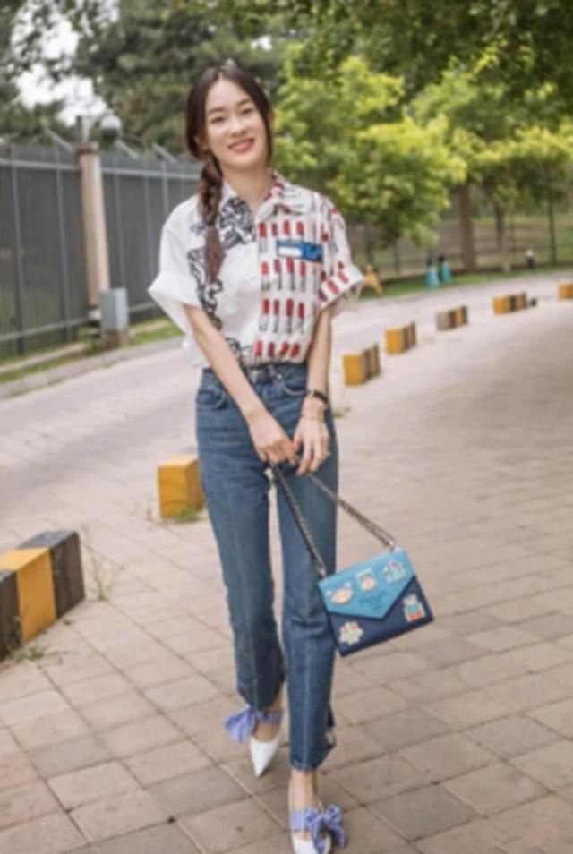 霍思燕厉害了，这么窄的裤子也能穿进去，网友：看着尴尬了！