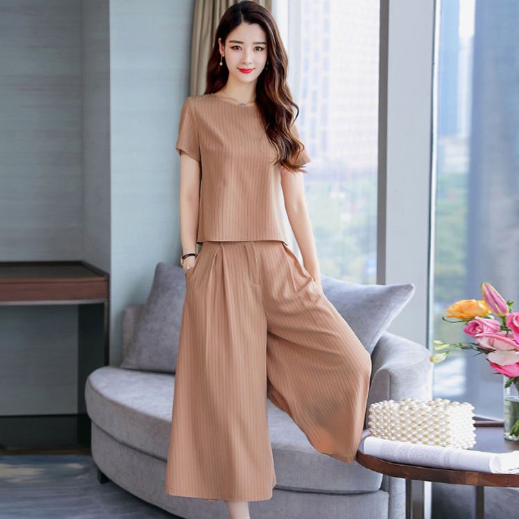 飘逸的阔腿裤+高跟凉鞋，强势御姐范必备，让你备受瞩目