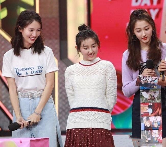 关晓彤这腿简直了，穿了高跟鞋的金晨还没她高，显然人瘦是真显高