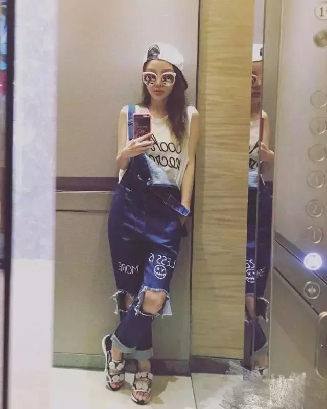 李小璐身穿蓝色短裙亮相，没想到坐下瞬间就后悔，原来是骑在马上