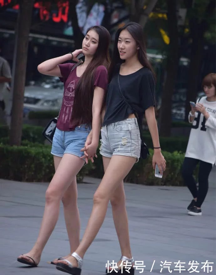 偶遇两位高挑的性感小姐姐，皮肤白身材好，两位姿色不凡小姐姐一