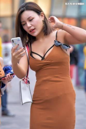 街拍美女：包臀裙配高跟鞋，优雅又迷人！