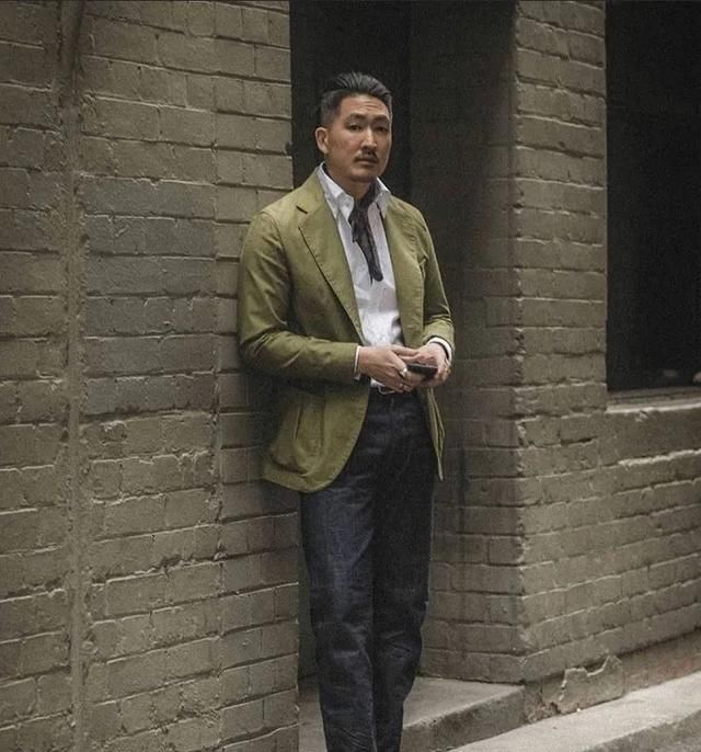 「配上一双」“绿色系”不要只会搭配工装,风衣、夹克、西装同样很适合春天