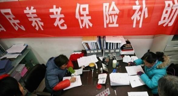 缴纳十五年“最低档”社保, 在2019年退休, 每月可领多少养老金?