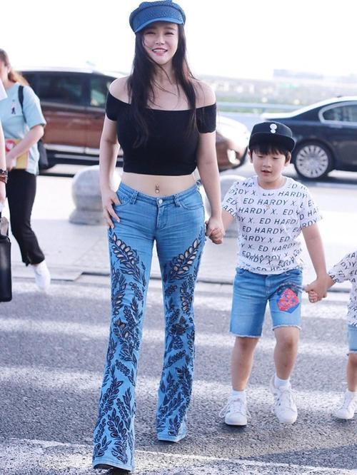 冉莹颖红色T恤就能穿出婀娜身姿，就是裤头勒得太紧，看着都累！