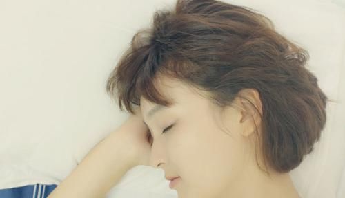  睡眠质量：睡前坚持“一丝不挂”，到底好不好？习惯裸睡的人，真该早些看看
