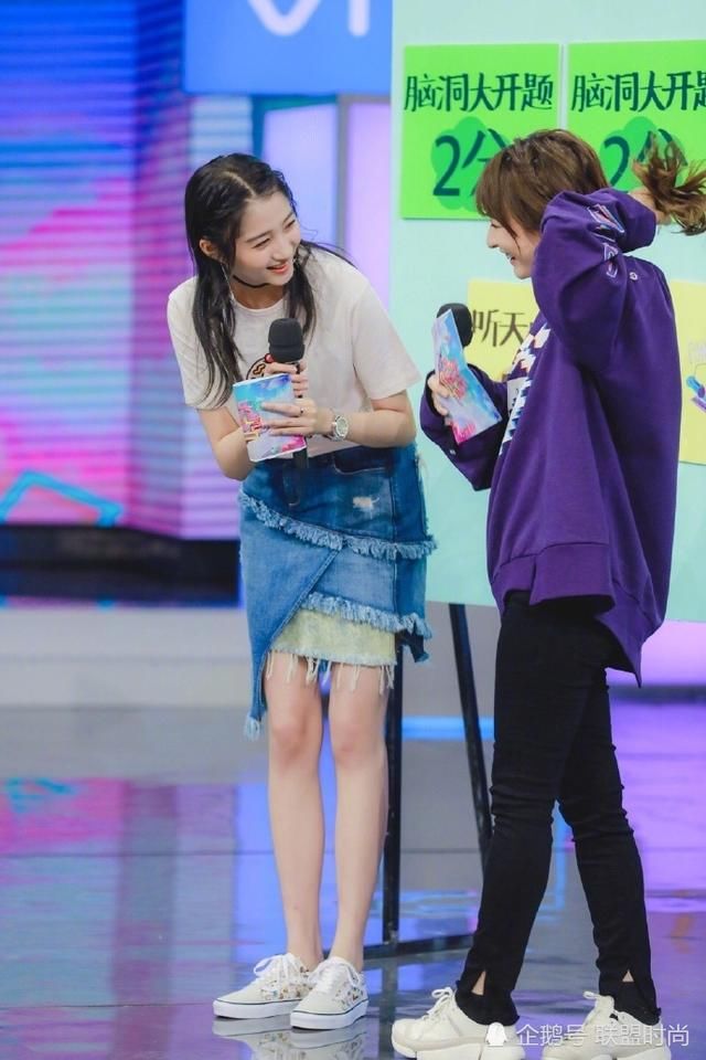 关晓彤穿短裤欲秀腿，不想却被拖鞋抢镜，网友：太廉价了吧？