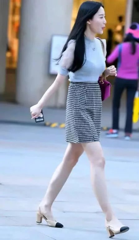 赶公交的清纯御姐，抹胸装下勾勒迷人曲线，整体的穿搭上面尽显女