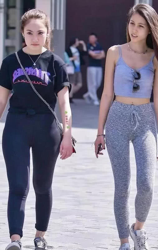 爱瑜伽的时尚小姐姐，穿着紧身裤出街，身材总是那么的性感