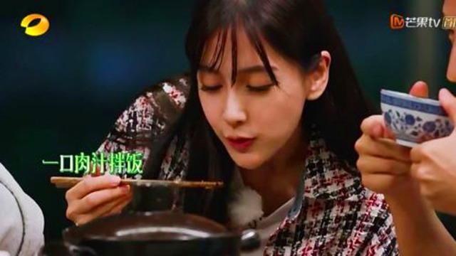 热搜杨颖假吃爆米花被骂惨，官博澄清言词激怒8万网友评论怼骂