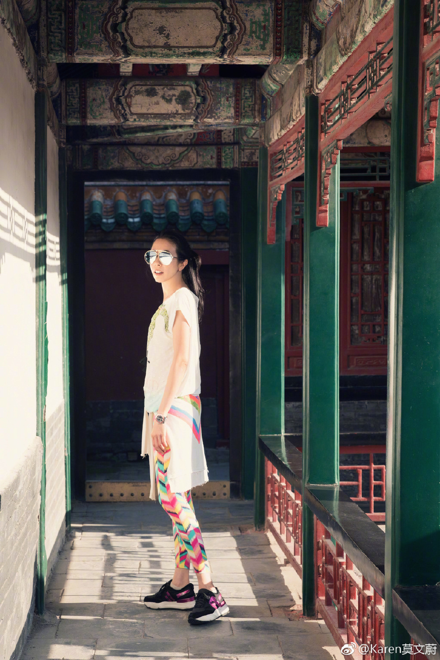 太辣眼睛了！莫文蔚花纹打底裤穿出大妈气质，网友：相信你48岁