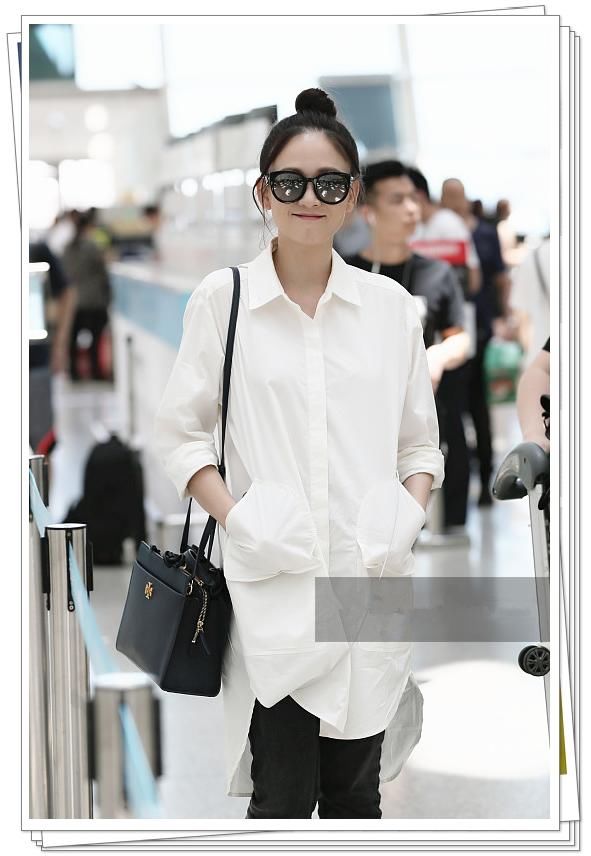 39岁陈乔恩机场穿一件长款白衬衫似路人，网友：可惜了好身材！