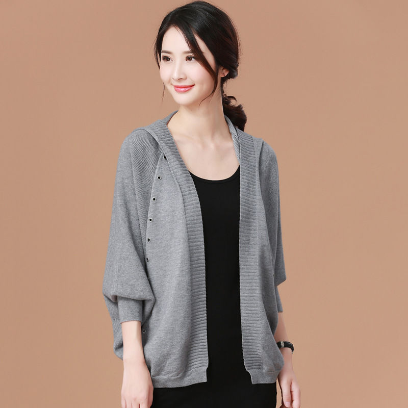 女人怕不怕冷，也别傻买羽绒服!瞧这新出薄外套，不厚不薄刚刚好