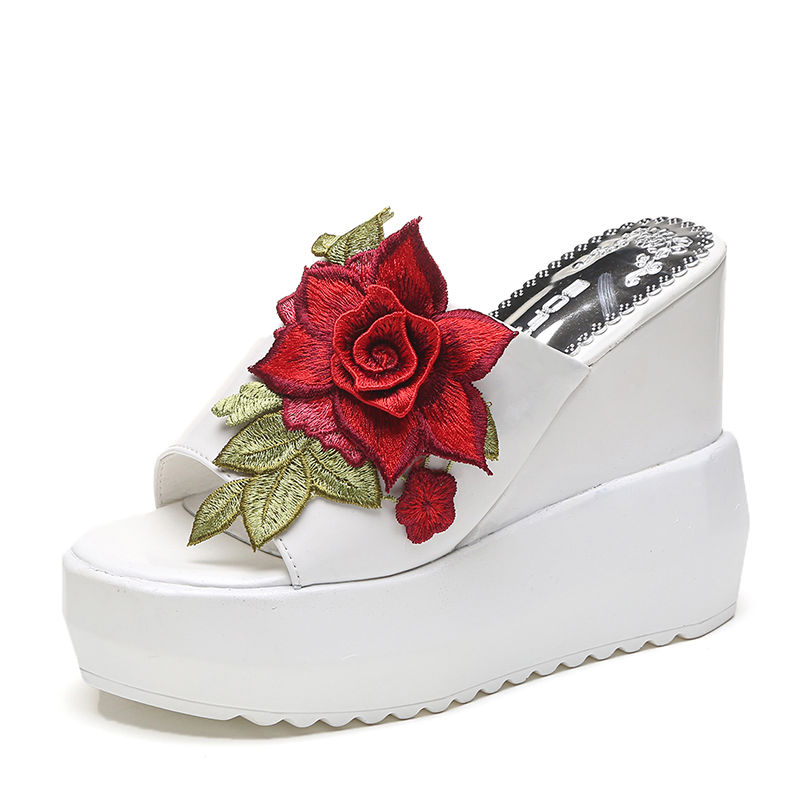 老式凉鞋别穿了，闺蜜送了我新款凉鞋，不得不说，她的眼光就是好