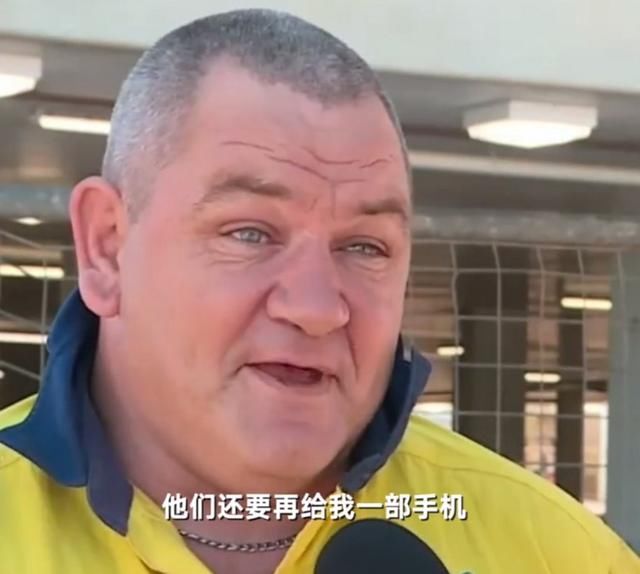 手机车内自燃，客服回应不曝光照片再赔你一部，网友：再烧一次？