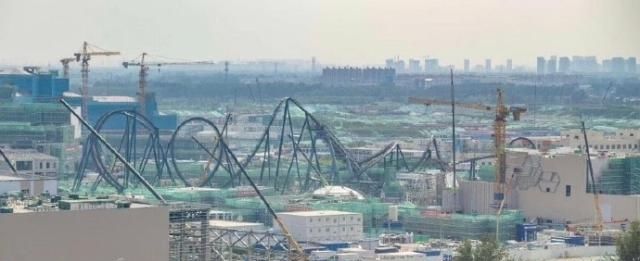 北京环球影城过山车项目快要建成,这过山车看着都腿软!