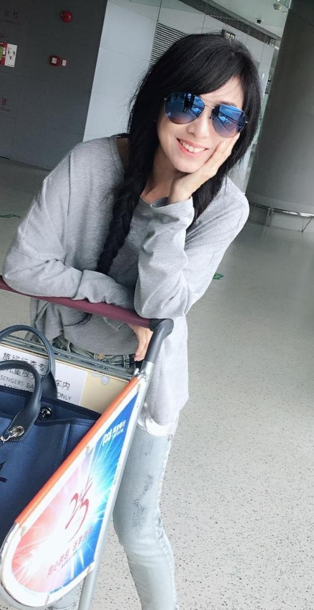 米雪真过分！只穿一件镂空针织衫现身，网友：她真的63岁了吗？