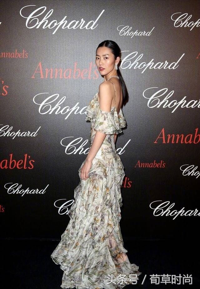 大表姐刘雯把一件普通的碎花裙穿出了仙女感，凭啥她可以?