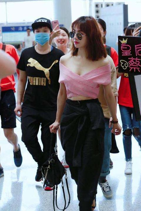 蔡依林现机场裤子减分但上半身很成功, 不过一般人不敢穿!