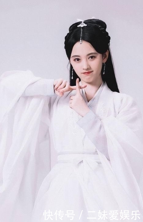  汉服：鞠婧炜穿汉服惊艳众人，力破白色汉服系凶服谣言，清新淡雅有气质