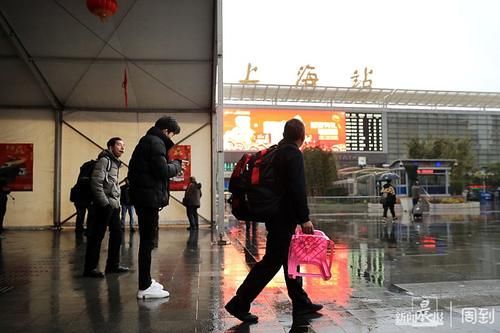  【春运】直击春运：冬雨绵绵挡不住回乡客的脚步