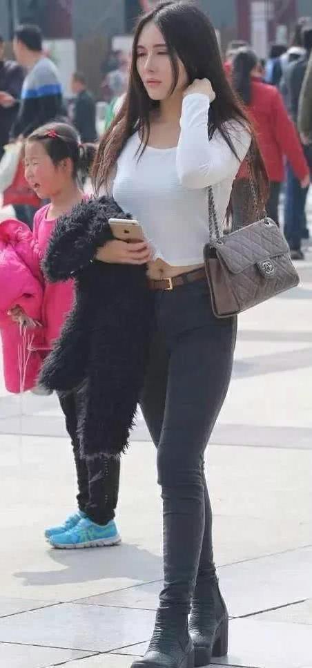 气质小姐姐丰腴甜美，轻轻一撩秀发，走起路来左右摇摆很不方便