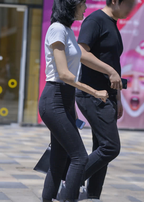 现在紧身裤的小姐姐已经成为了外面的一道迷人的风景线。