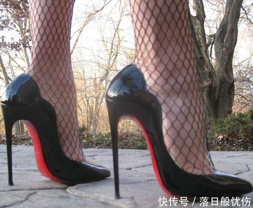 尖头细高跟鞋更能打动一个女人的心？