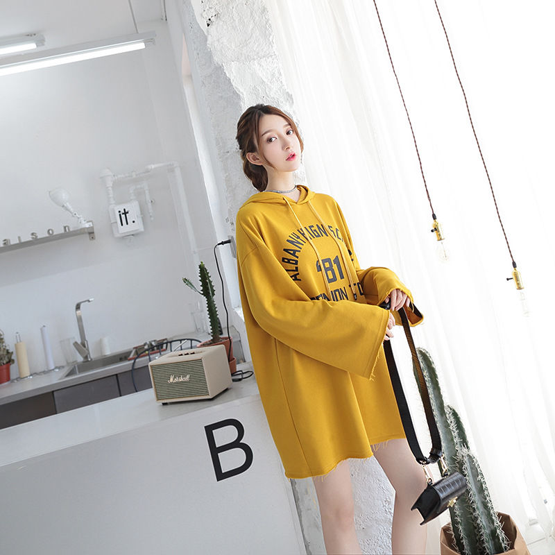 别怪我没告诉你,今年流行卫衣裙+长筒靴,春节穿上真的美极了