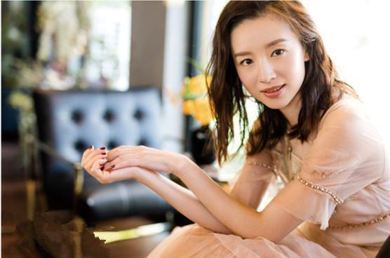 本以为杨幂穿这条仙女裙是最美的，当看到董洁，我迟钝了！