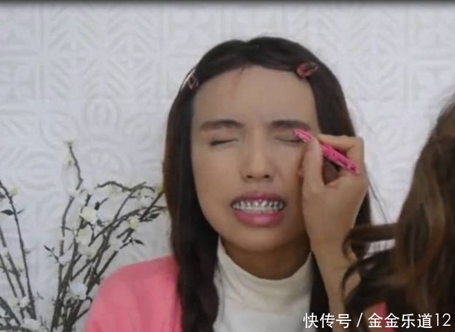 90后女大学生因长的丑没有朋友，化完妆，整个校园男生都骚动了！