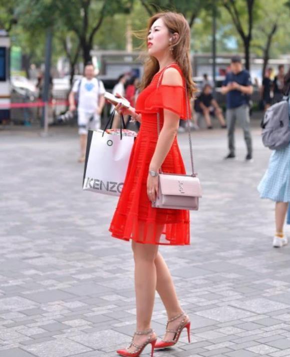 『设计』街拍美女曼妙身材的小姐姐,吊带裙的穿搭,增添女神范儿