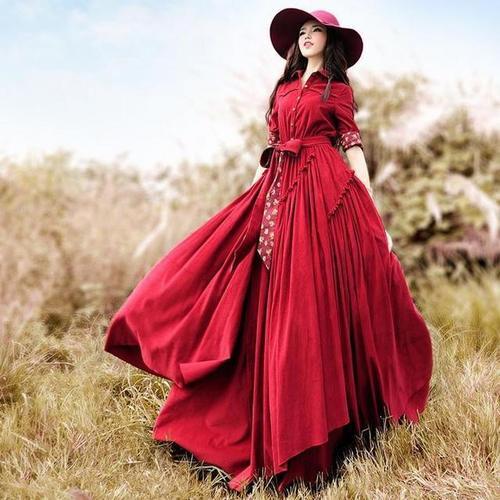 灯芯绒连衣裙配高跟鞋，穿出时尚复古范儿