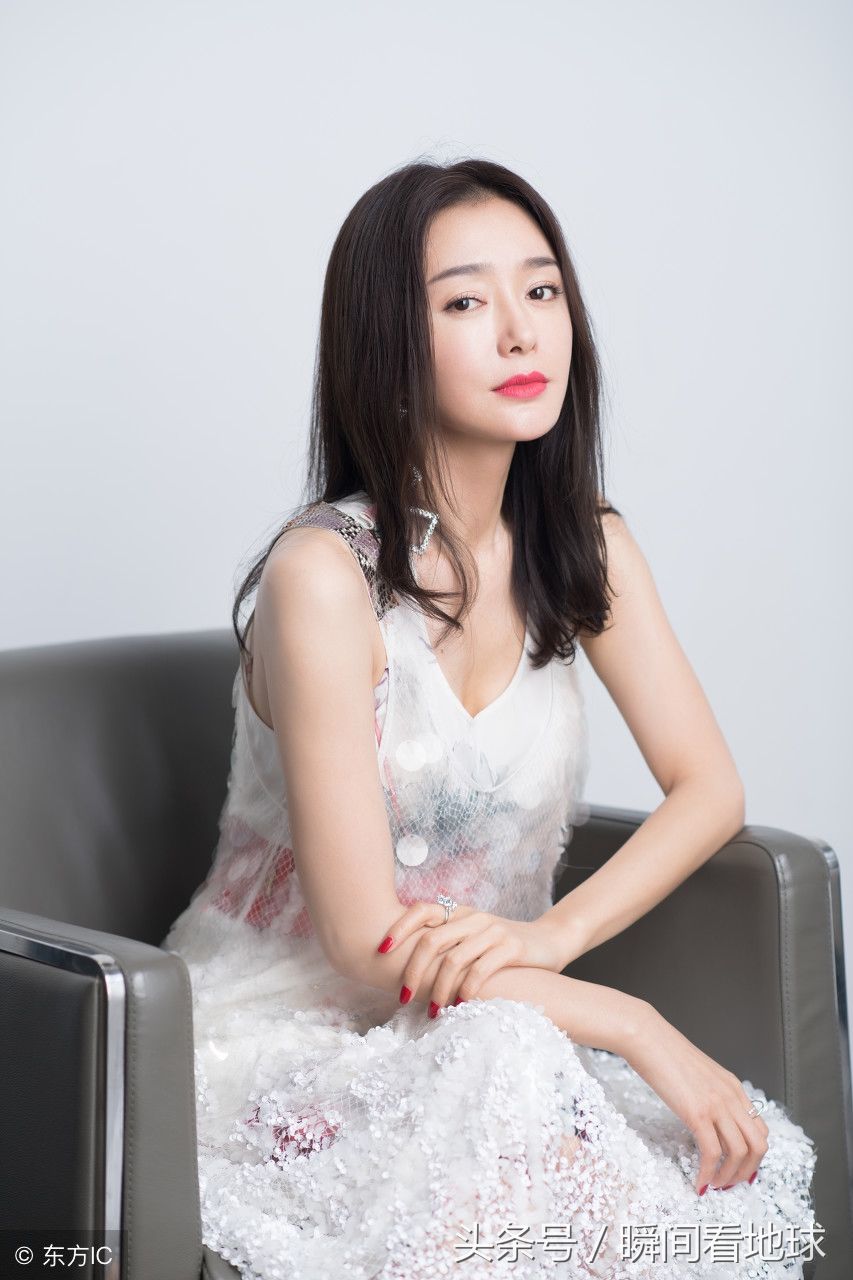 近看秦岚脚踩红色高跟鞋很有魅力