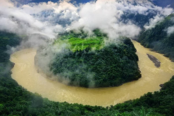 第一个最美峡谷:雅鲁藏布江大峡谷