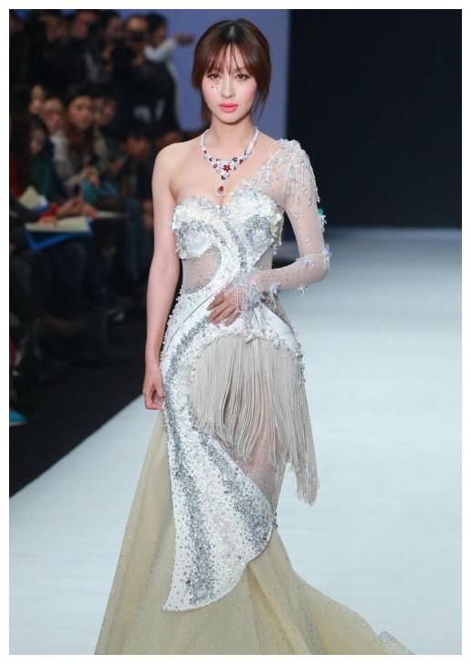 李菲儿鱼骨裙夸张，张雨绮、大S穿薄纱裙，一个真性感一个大妈相