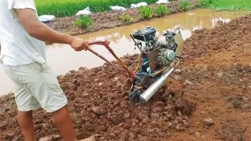 农村小哥自制“摩托车”松土机，300元造一台，一天松土6亩地