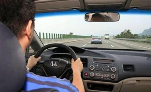 高速开车的“五大禁忌”，新手司机必须了解，别再闷着头自己开了