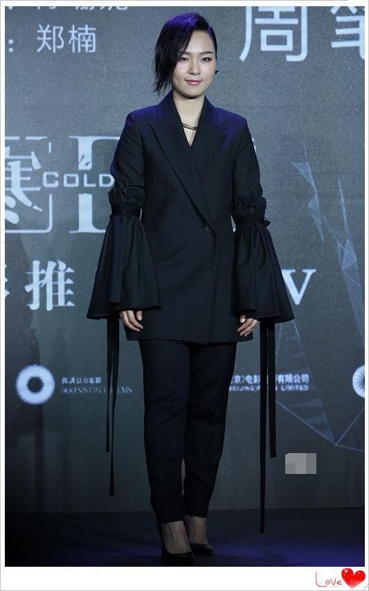 当周笔畅穿上一字肩裙，网友直呼：美炸了！颜值丝毫都不输刘诗诗