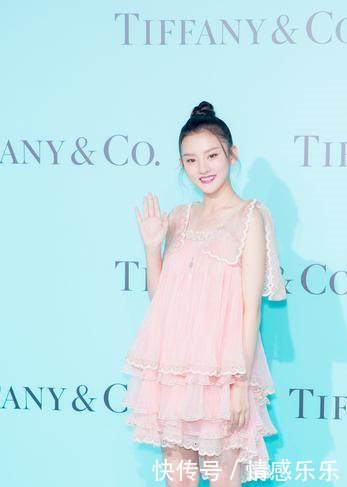 我天！这还是19岁宋祖儿么这腿简直了，网友关晓彤这下尴尬了