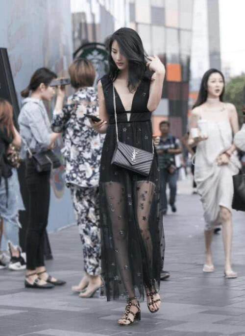 身材一级棒的牛仔裤小姐姐勾勒完美轮廓曲线，俨然一件艺术品！