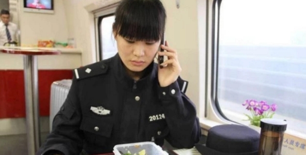 为什么高铁上从没看过乘务员吃饭，她们到底吃什么？万万没想到