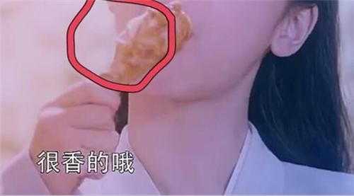 网友实名举报,说杨紫拍戏的时候假吃,难道一个鸡腿吃不下去吗?