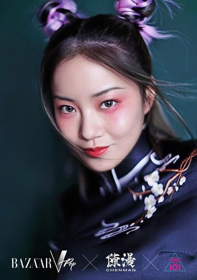 王菊腿粗穿超短裙居然不丑，裙子上开好几个叉，露出安全裤也不怕