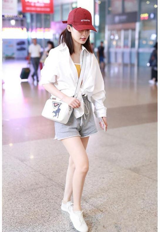 看了佟丽娅的腿，李沁都输的心服口服，终于见识到真正漫画腿了！